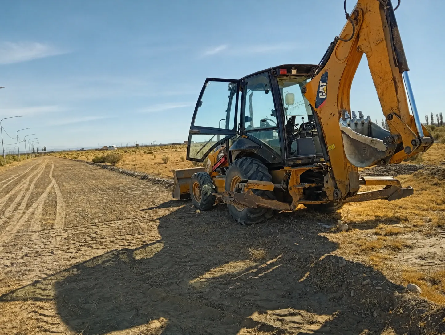 Retroexcavadora realizando un trabajo de obra
