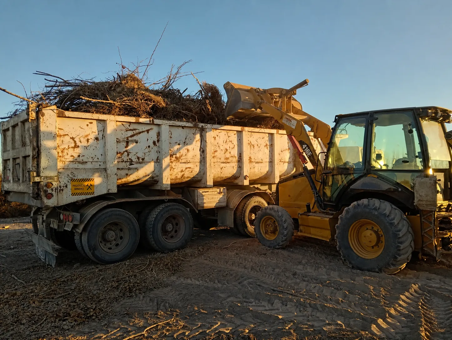 Maquinaria agrícola y vial trabajando en una chacra