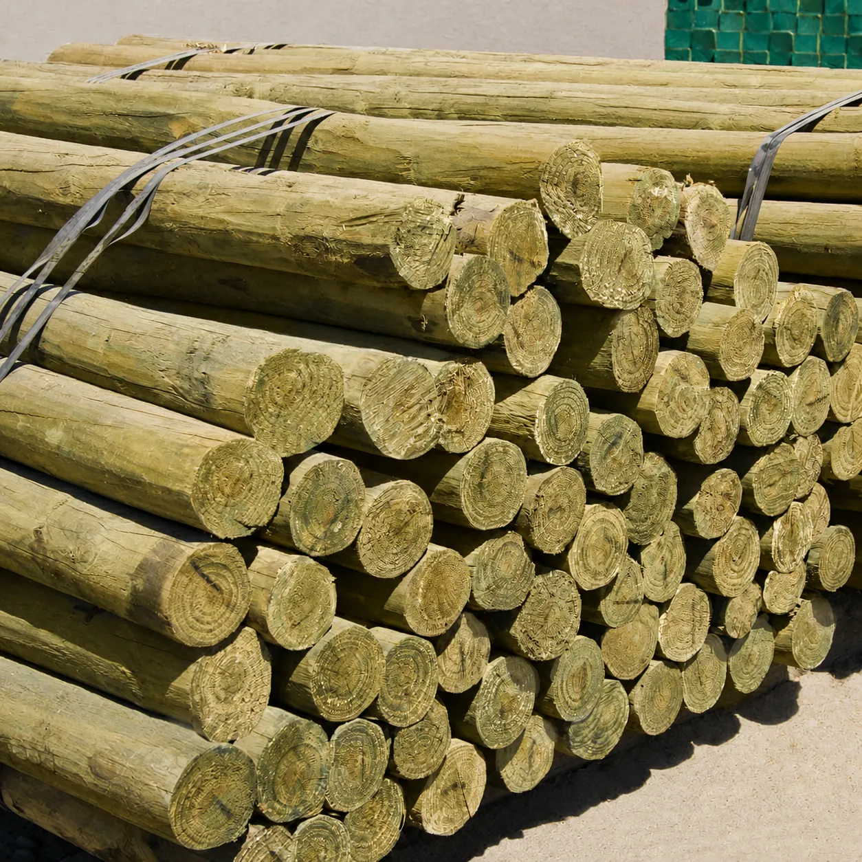 Postes de madera impregnados apilados