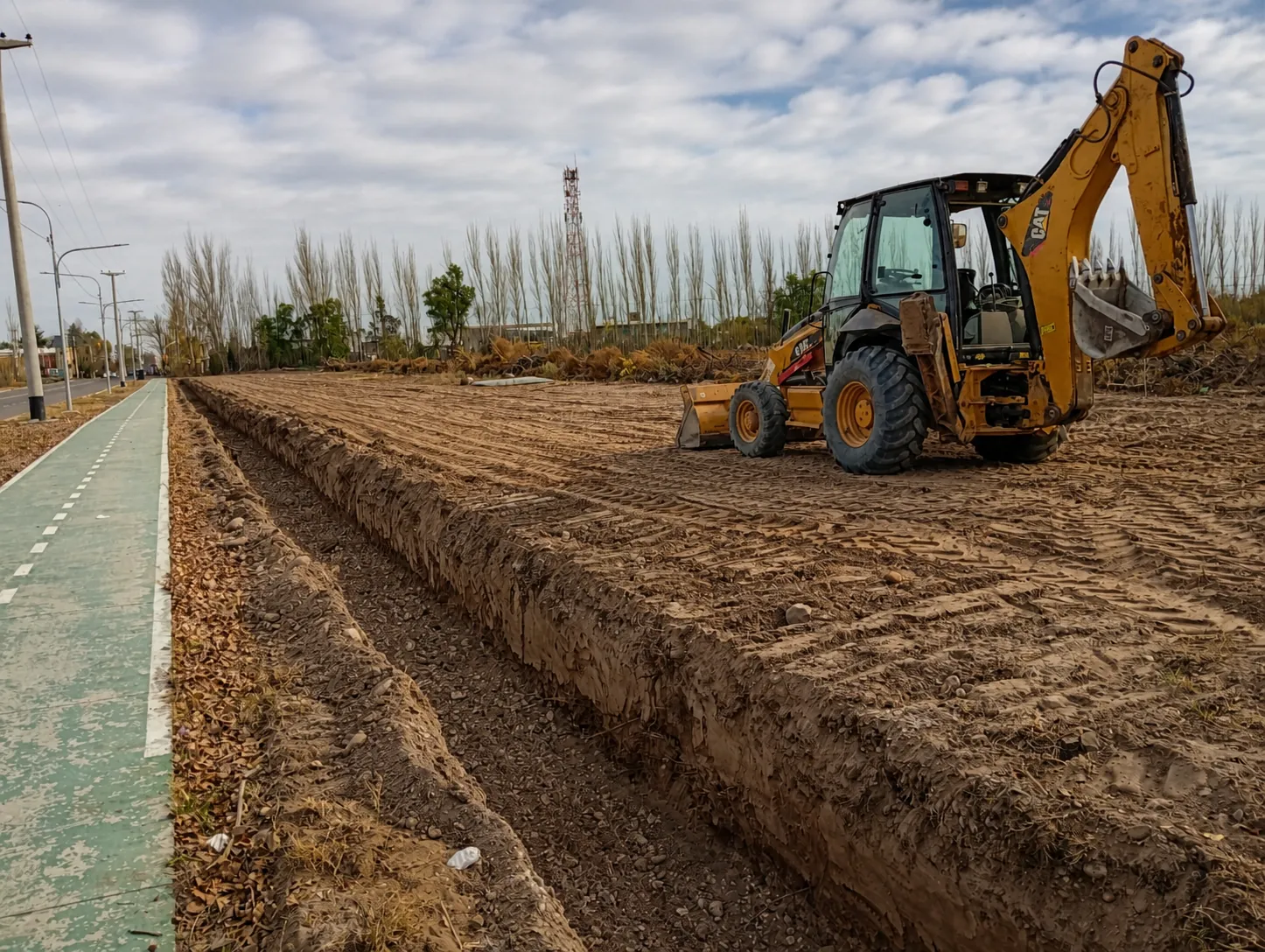 Retroexcavadora trabajando en un terreno